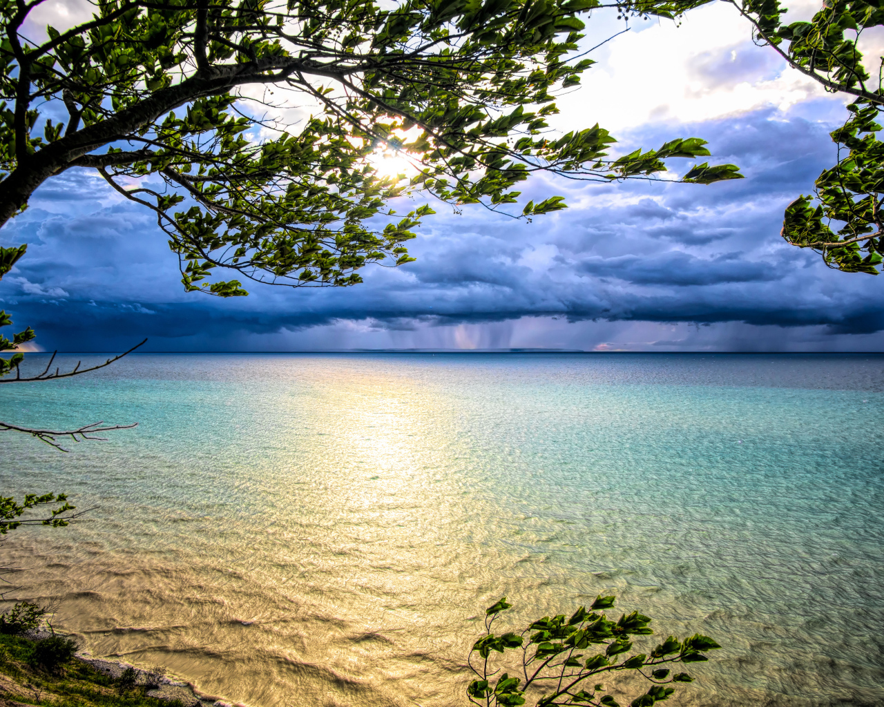 Вид на грозу над океаном 