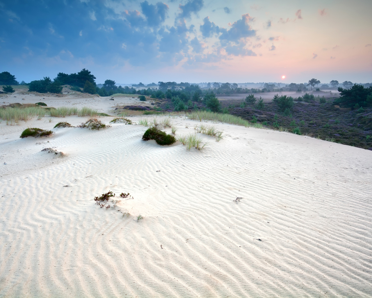 Белый песок под красивым небом 