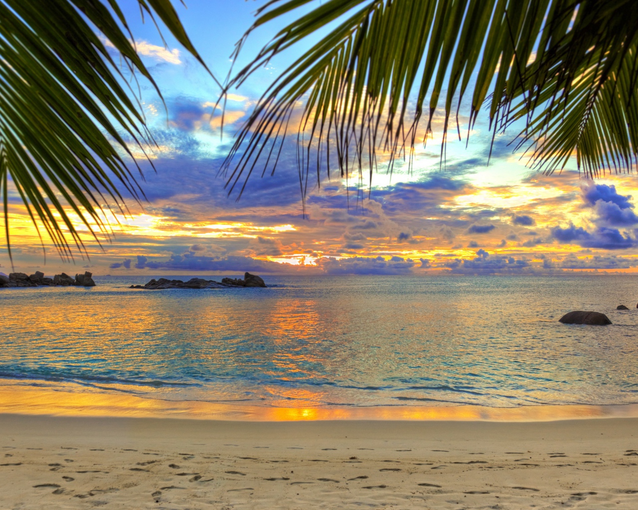 Красивый закат в небе на тропическом пляже 