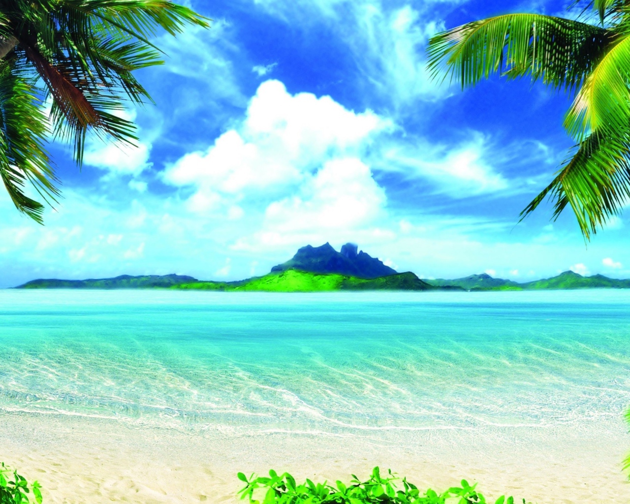 Красивый тропический пляж под голубым небом с белыми облаками