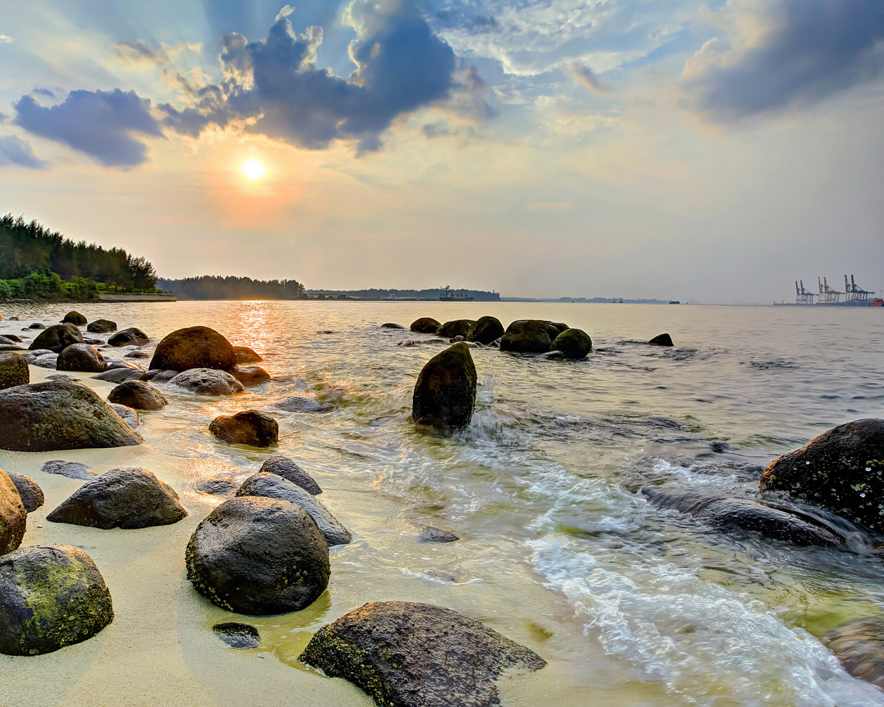 Большие камни на берегу океана на рассвете 