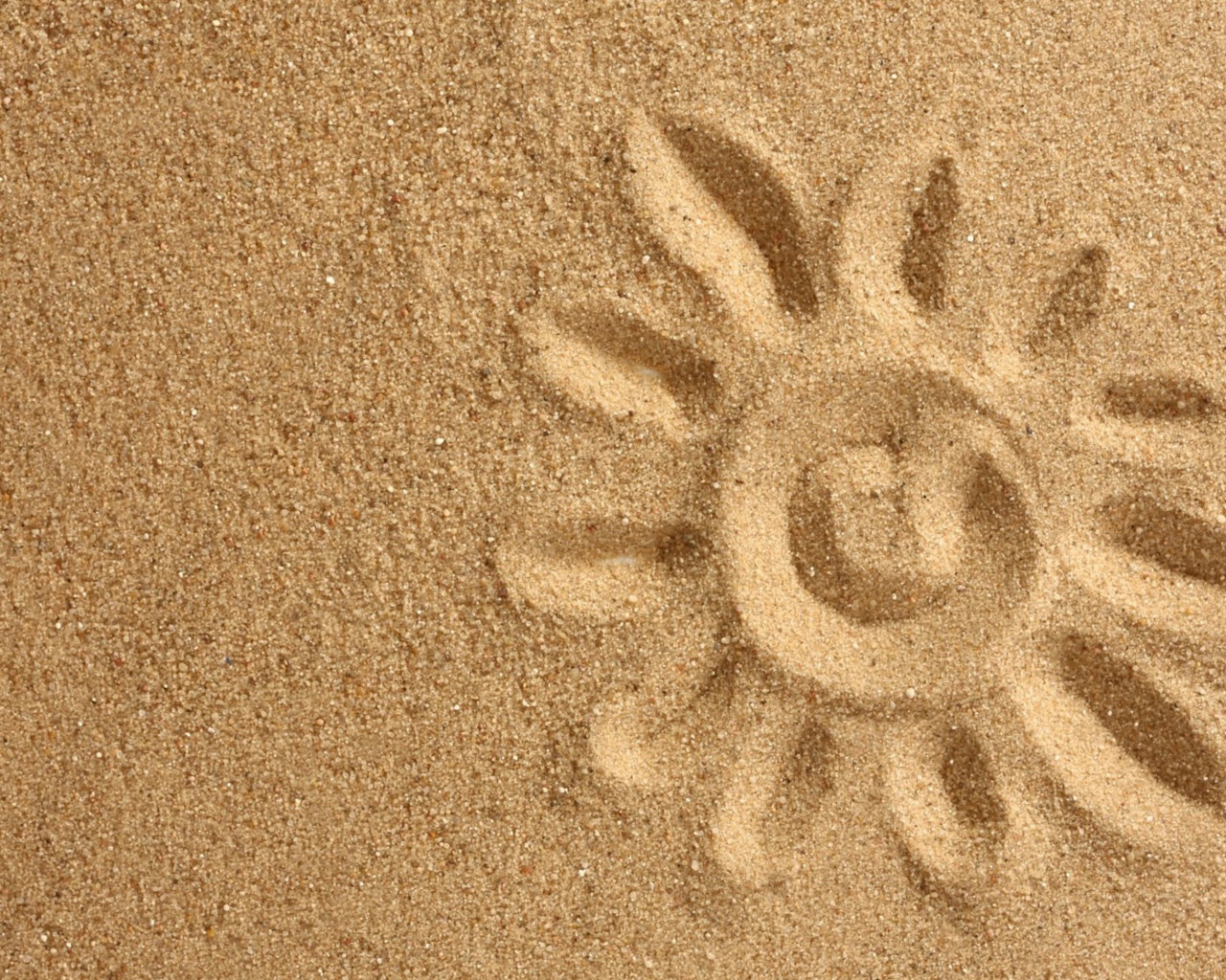 Солнце нарисованное на желтом песке