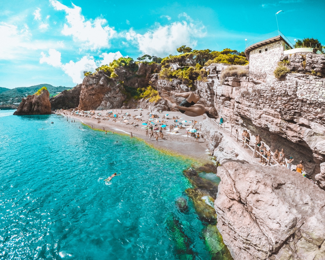 Дикий пляж на побережье Испании