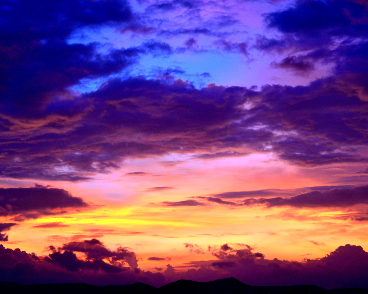 Красивое фиолетовое небо с облаками