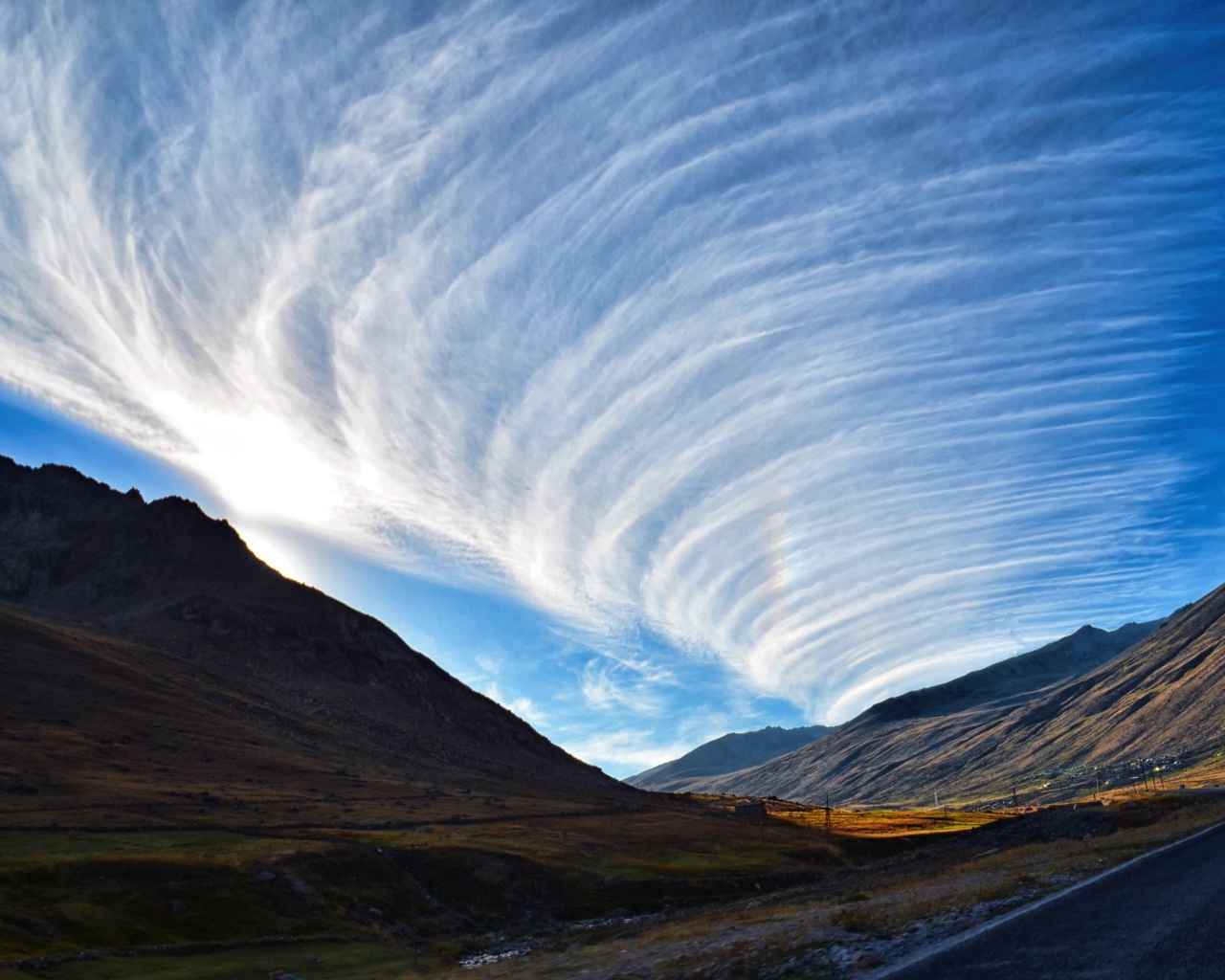 Красивые белые облака в небе над горами