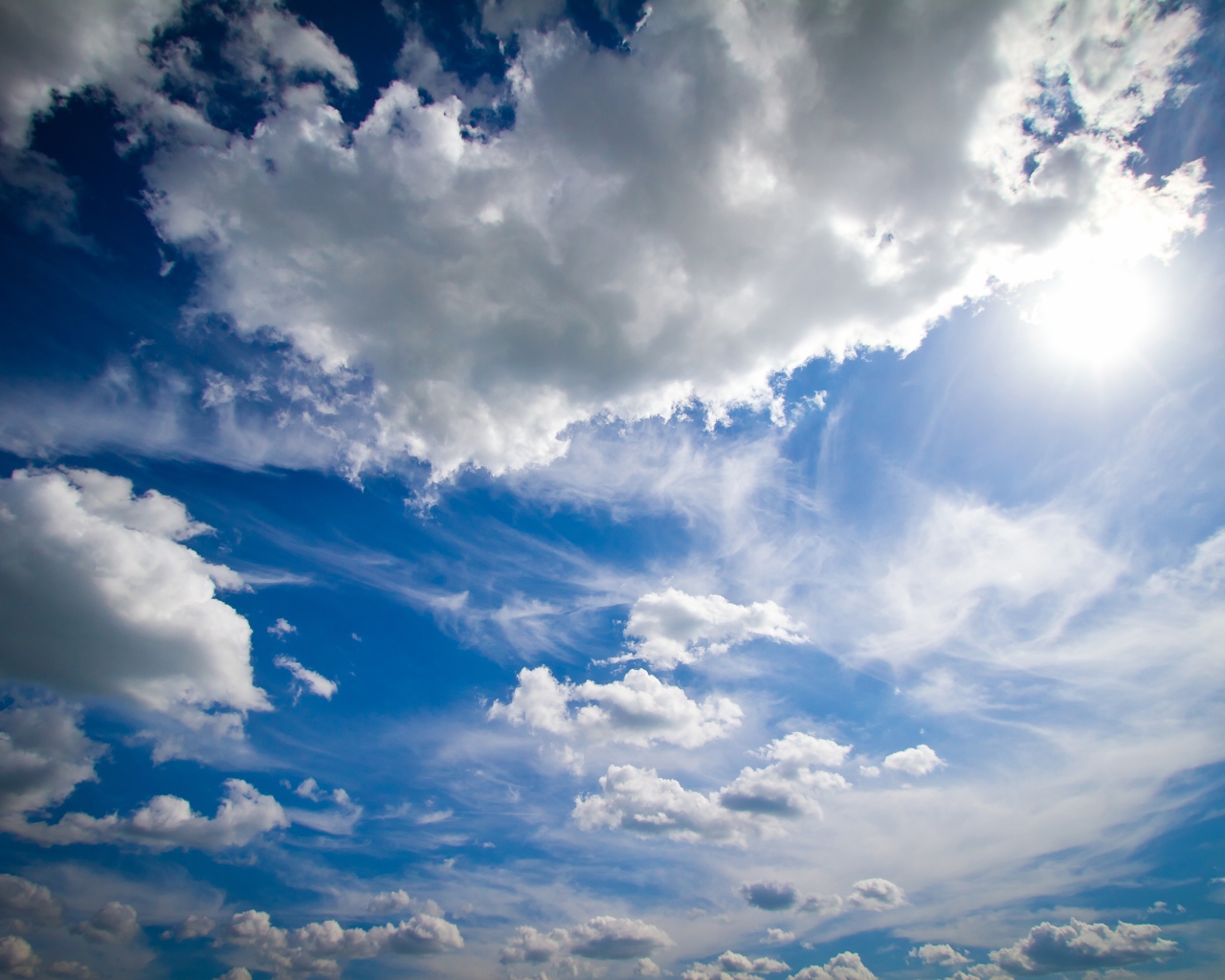 Голубое небо с красивыми белыми облаками