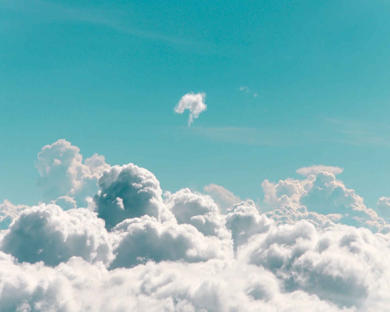 Пушистые белые облака в голубом небе