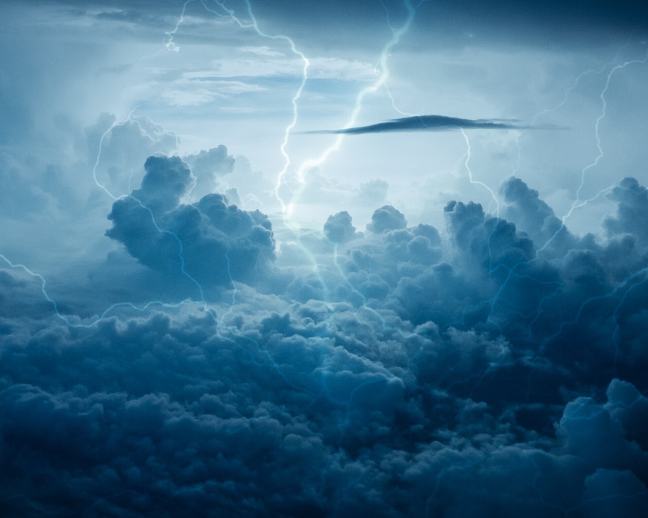 Молнии в облаках во время шторма