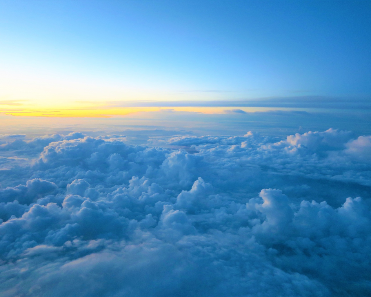 Низкие белые облака в голубом небе 