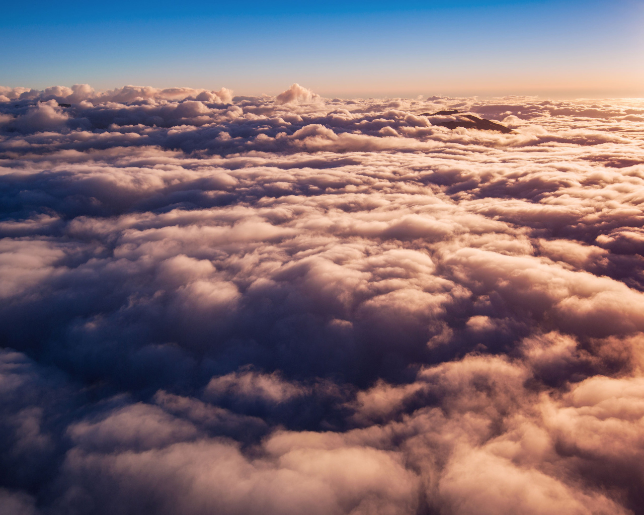Густые белые облака в лучах солнца