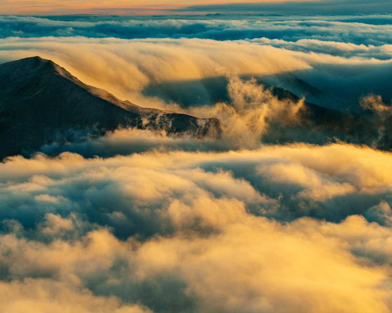Белые облака высоко в горах 