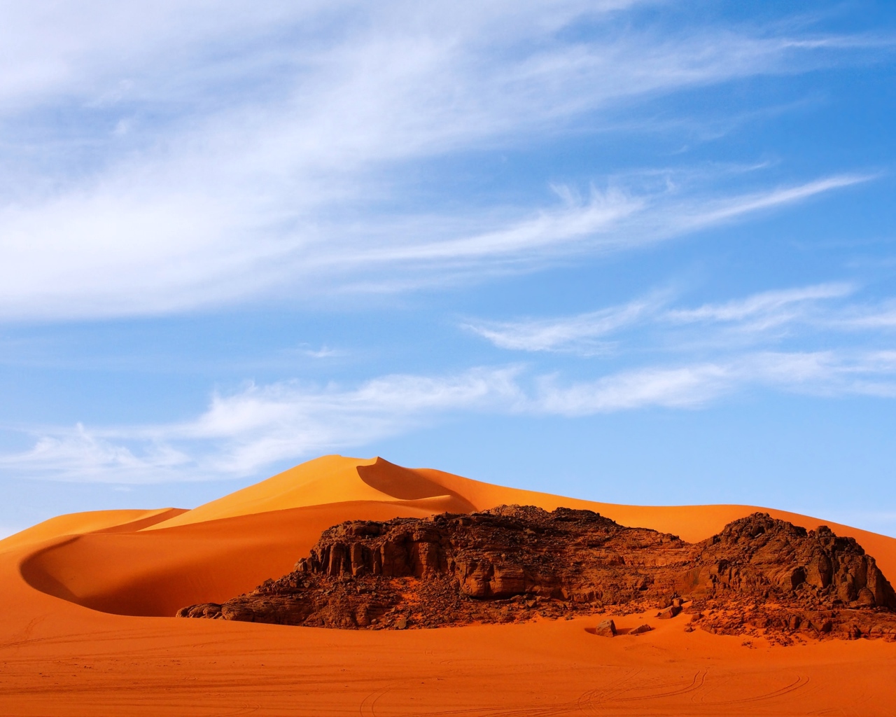 Оранжевая горячая пустыня Сахара под голубым небом