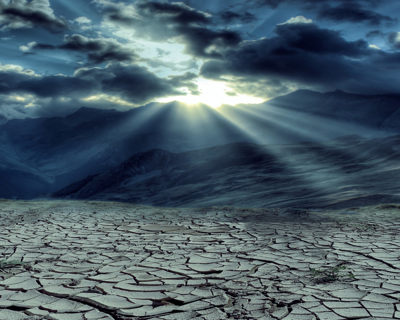 Солнце пробивается сквозь облака над пустыней