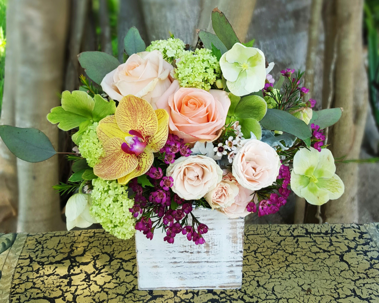 Красивый букет на столе в вазе 