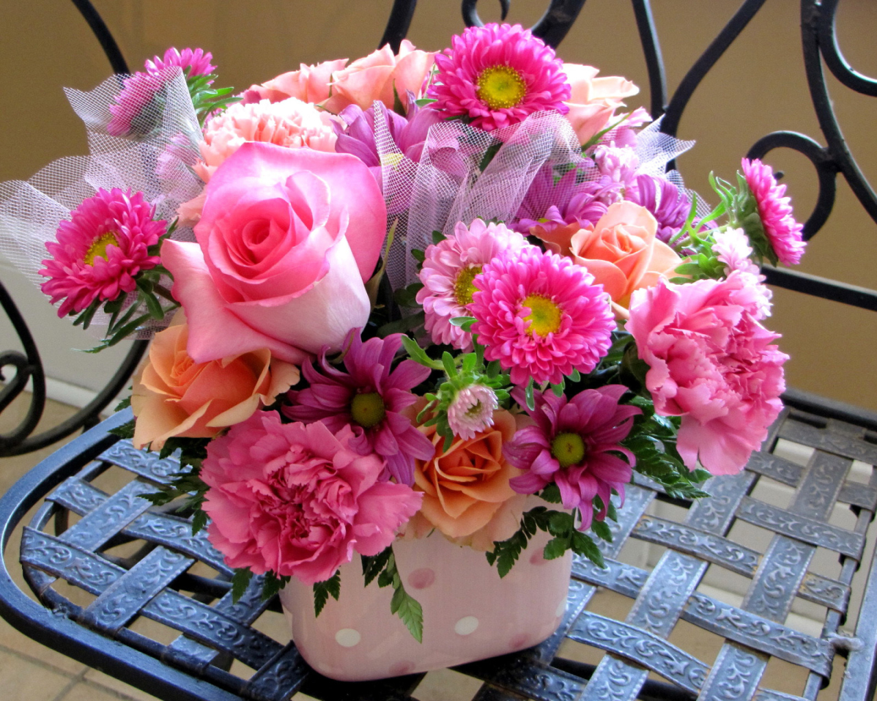Красивый букет стоит на железном стуле