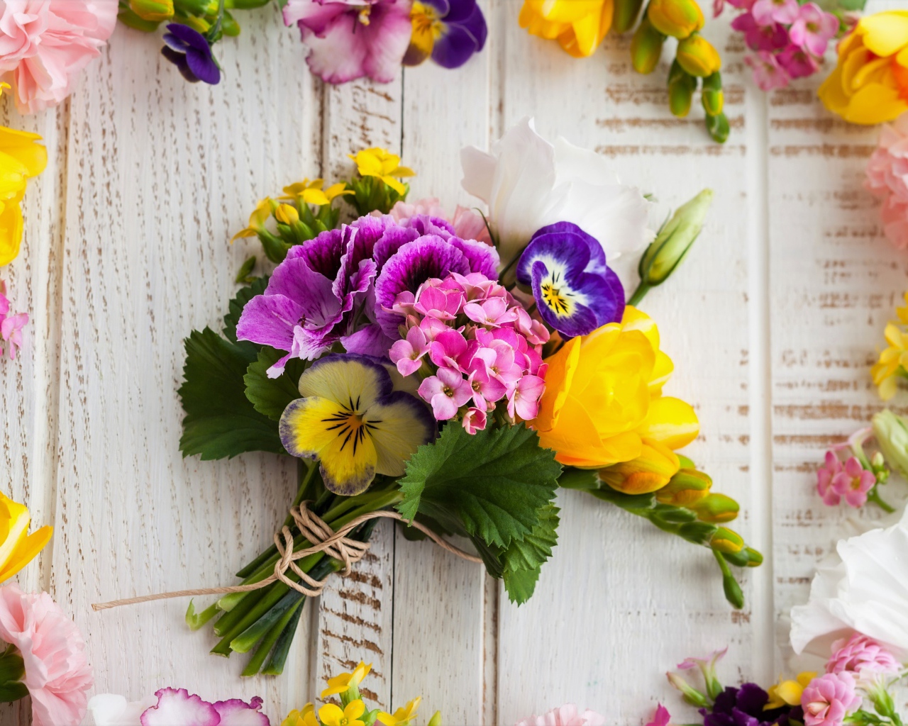 Красивый нежный букет цветов на столе