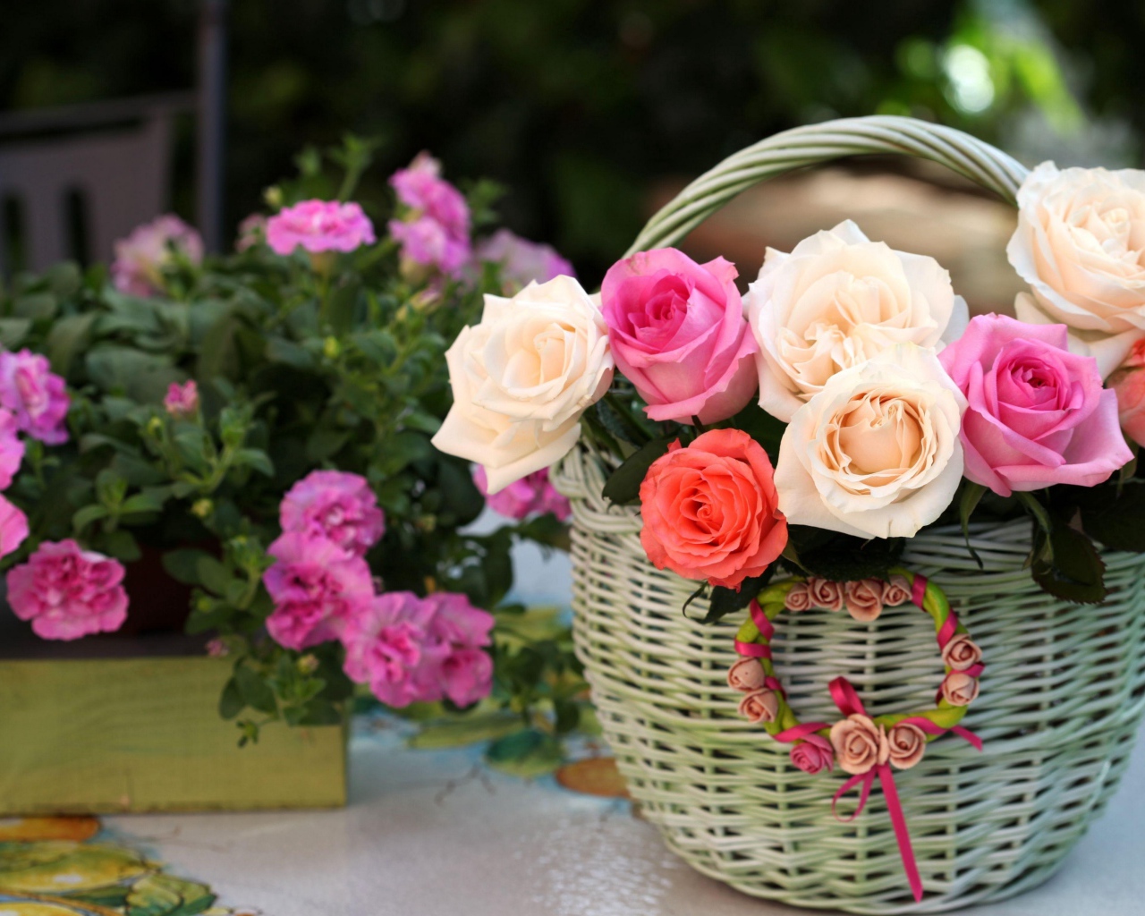 Букет нежных роз в корзине на столе с цветами