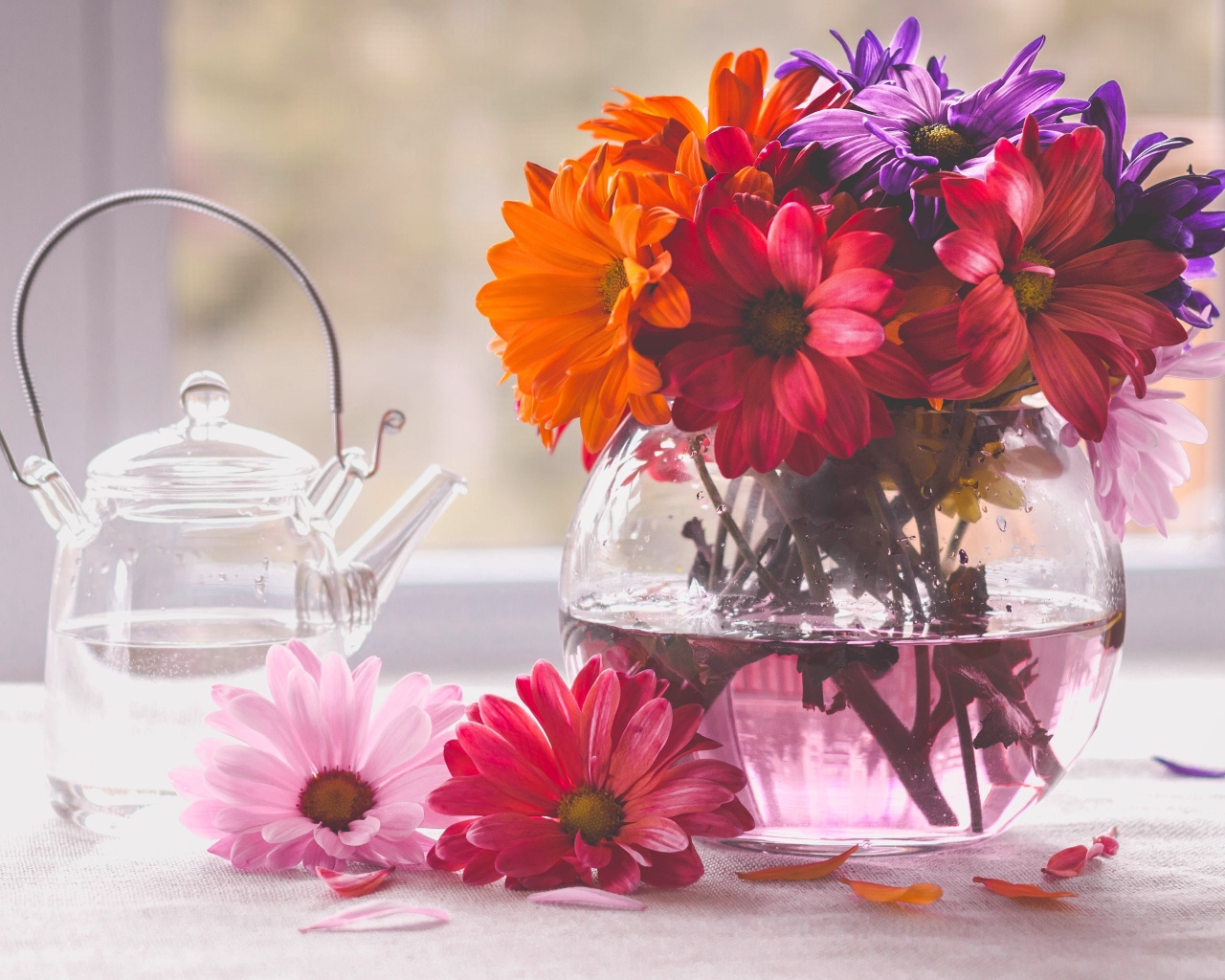 Букет цветов в стеклянной вазе на столе