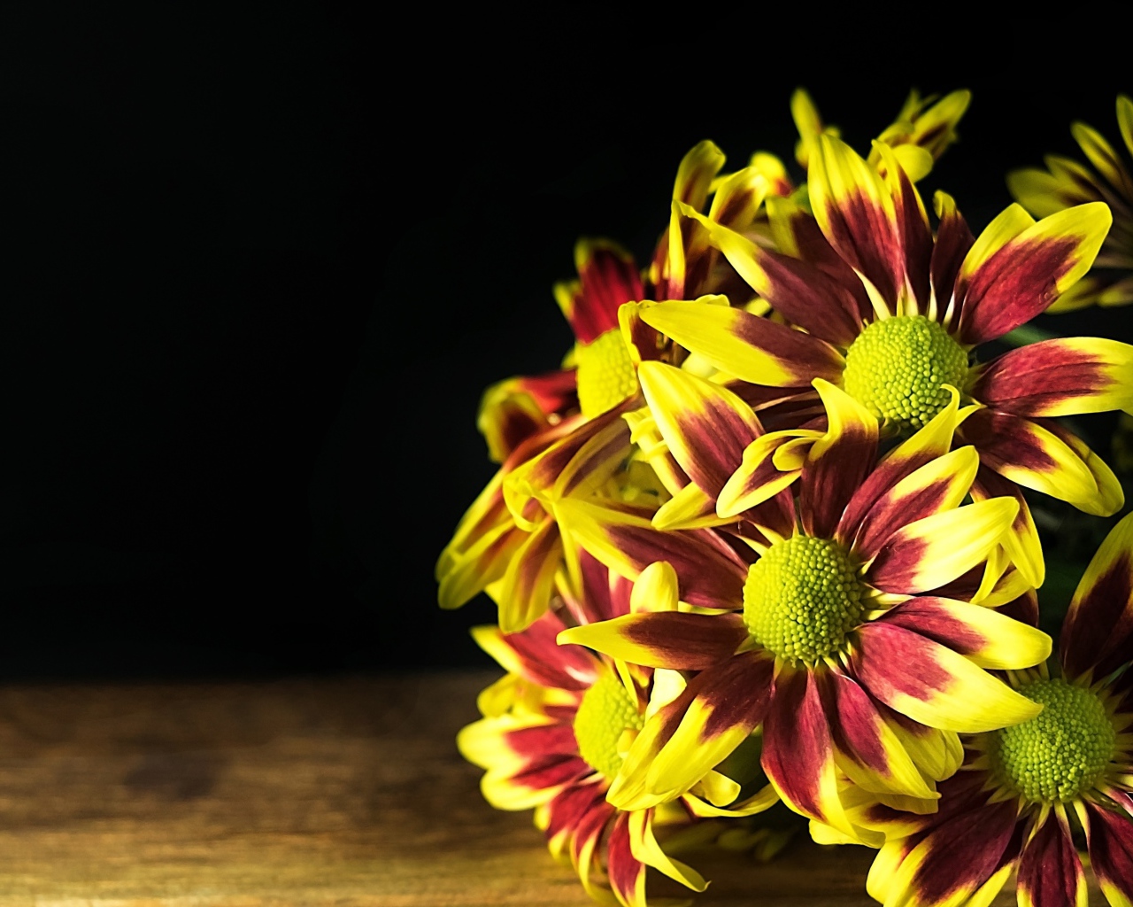 Букет газании на деревянном столе