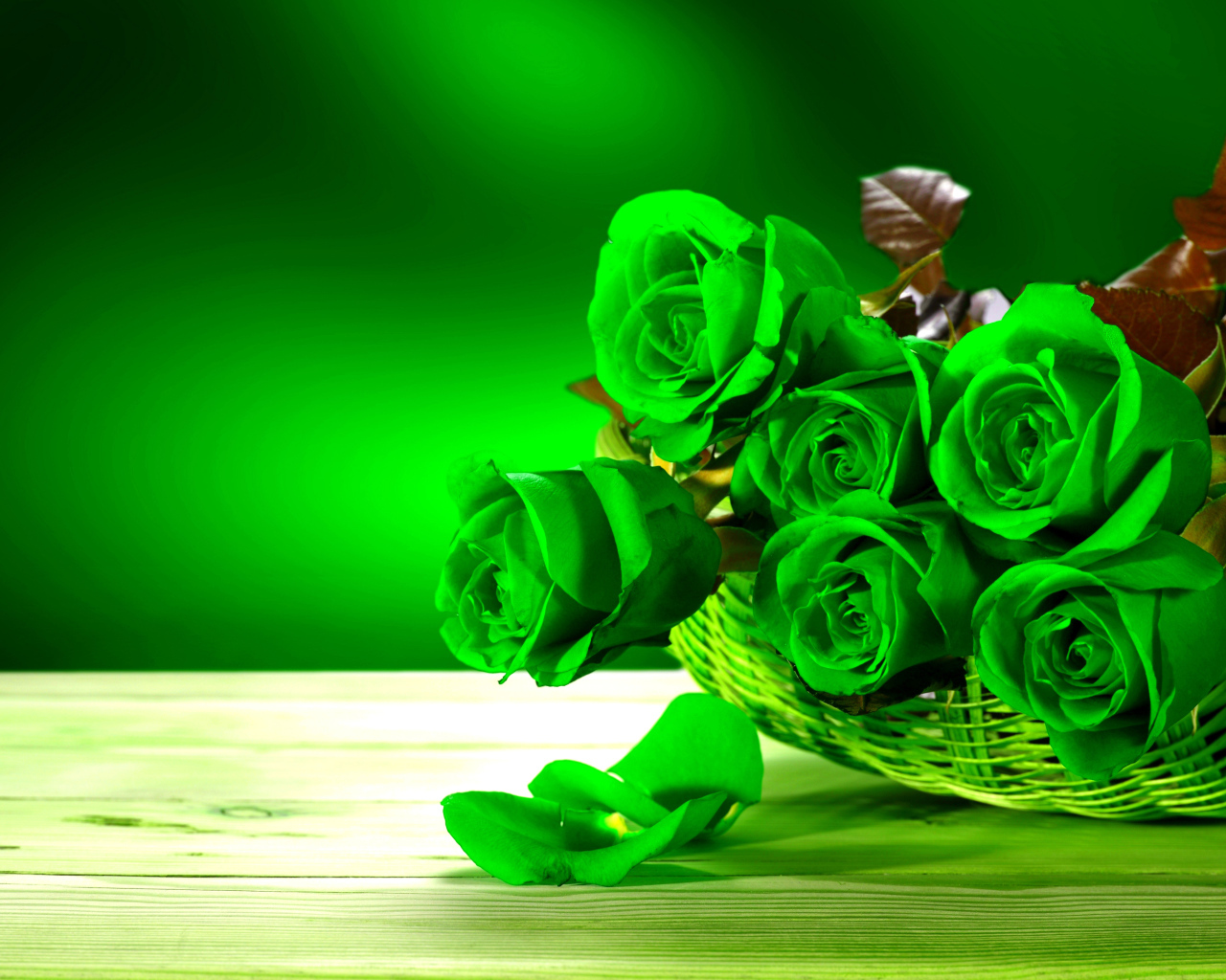 Букет зеленых роз в корзине