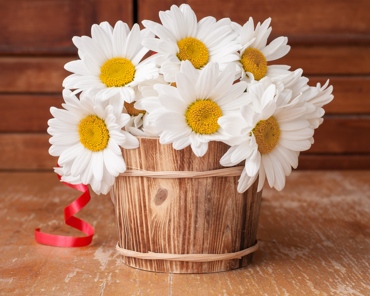 Букет больших белых ромашек в деревянной вазе