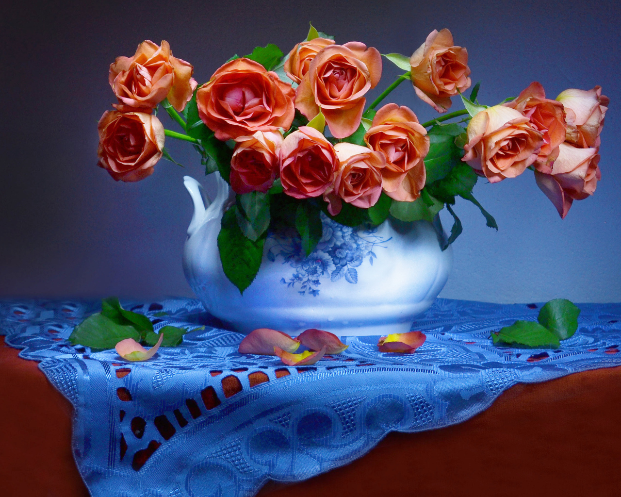 Букет оранжевых роз в вазе на столе 