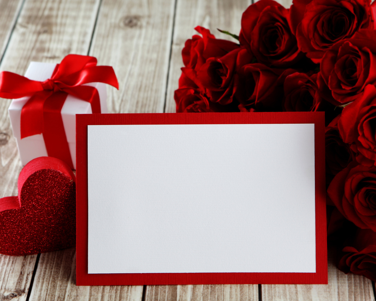 Букет красных роз на столе с подарком и красным сердцем, шаблон поздравительной открытки