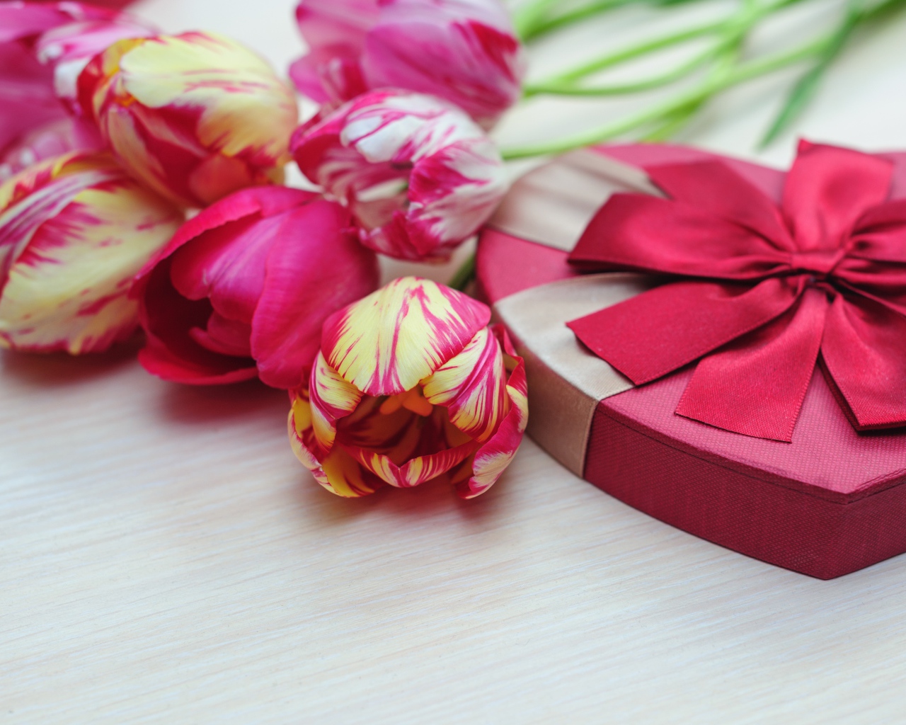 Букет тюльпанов и коробка конфет в подарок