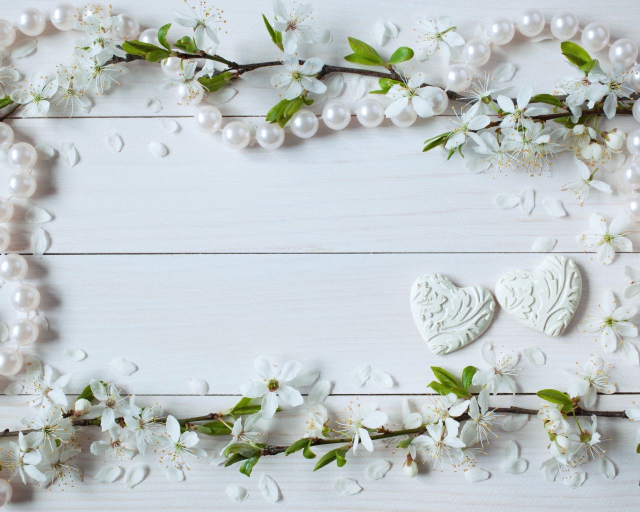 Фон для поздравительной открытки с цветами вишни и жемчужными бусами