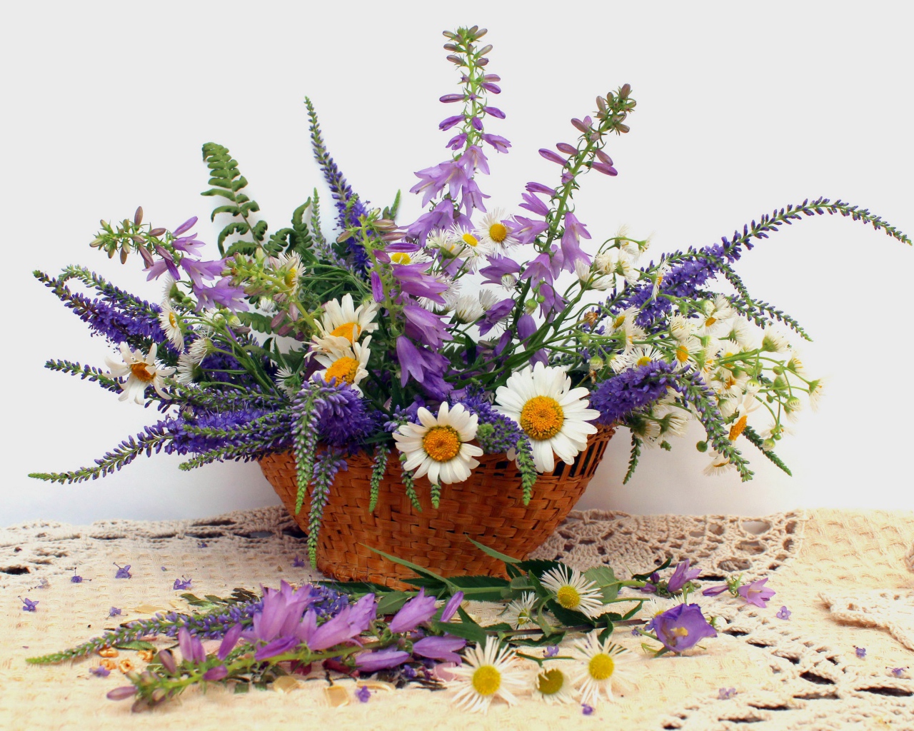 Корзина красивых полевых цветов на сером фоне