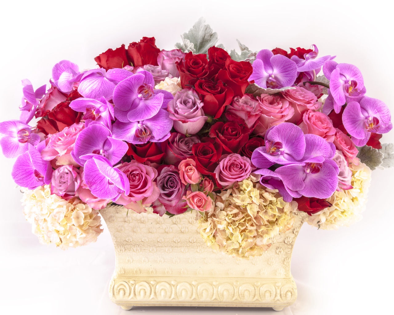 Корзина с цветами гортензии, розы и орхидеи на белом фоне