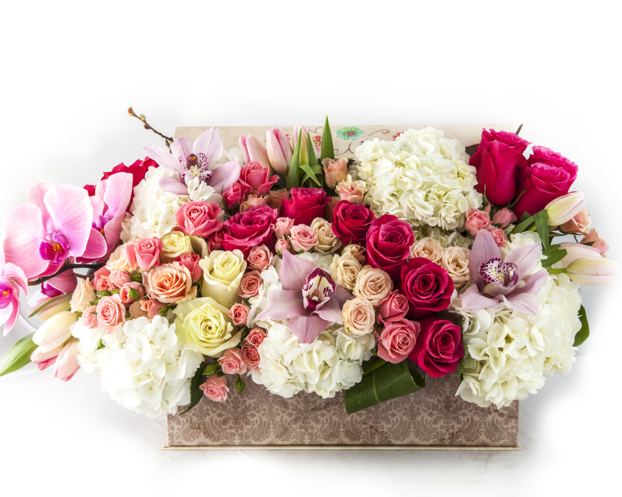 Корзина с цветами орхидеи, гортензии и розы и тюльпана на белом фоне