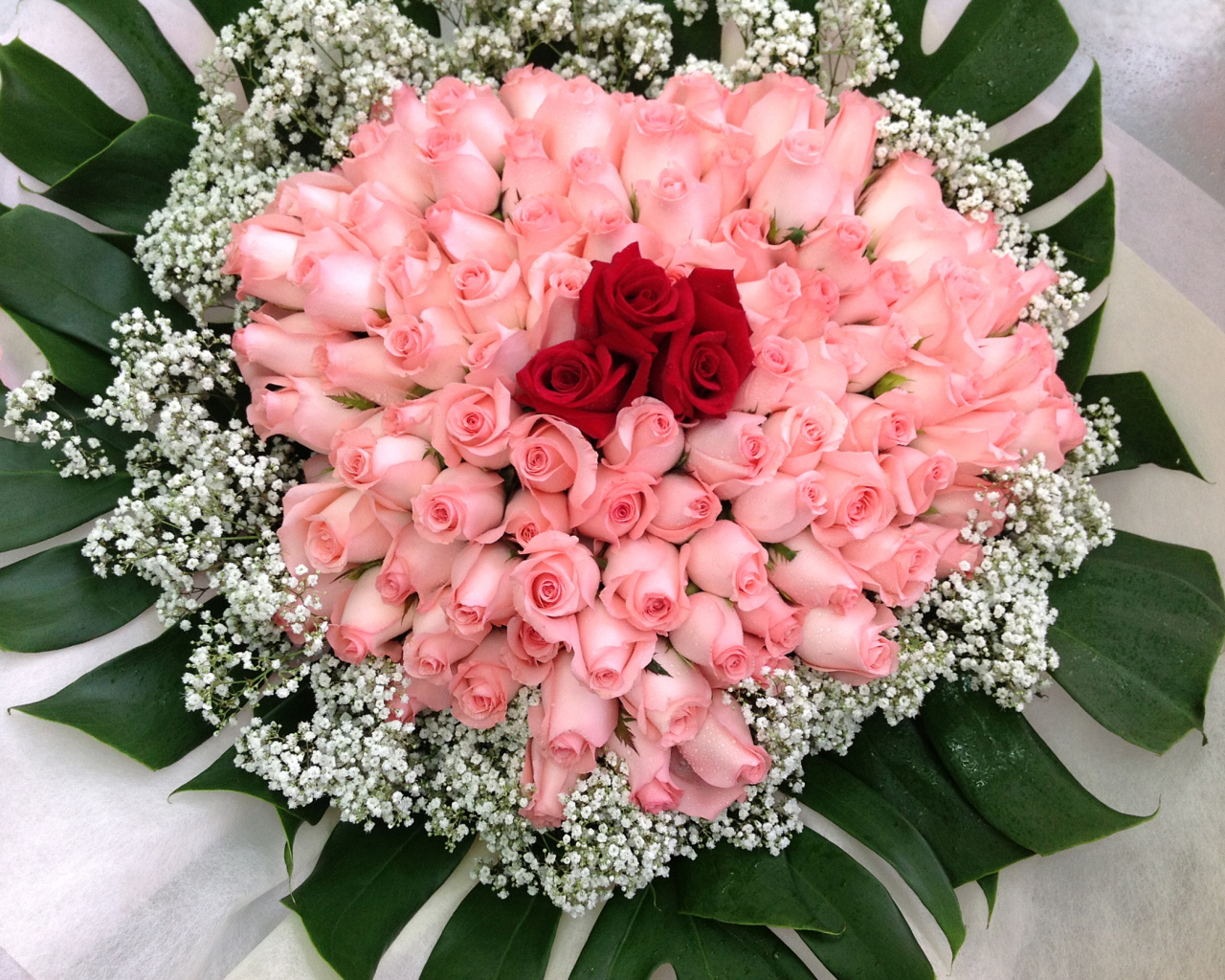 Красивый большой праздничный букет роз 