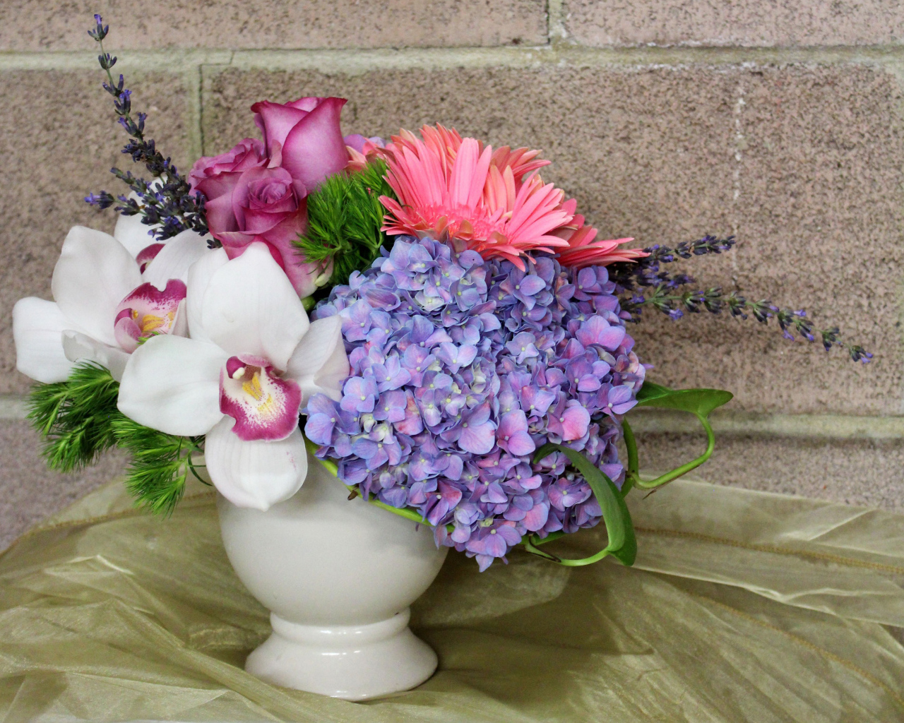 Красивый букет в белой вазе на фоне стены 