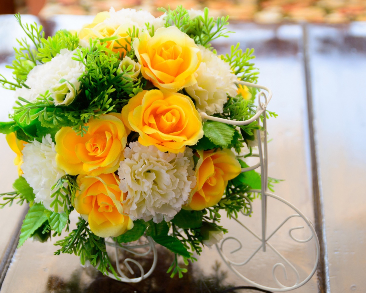 Красивый букет искусственных цветов для декора 