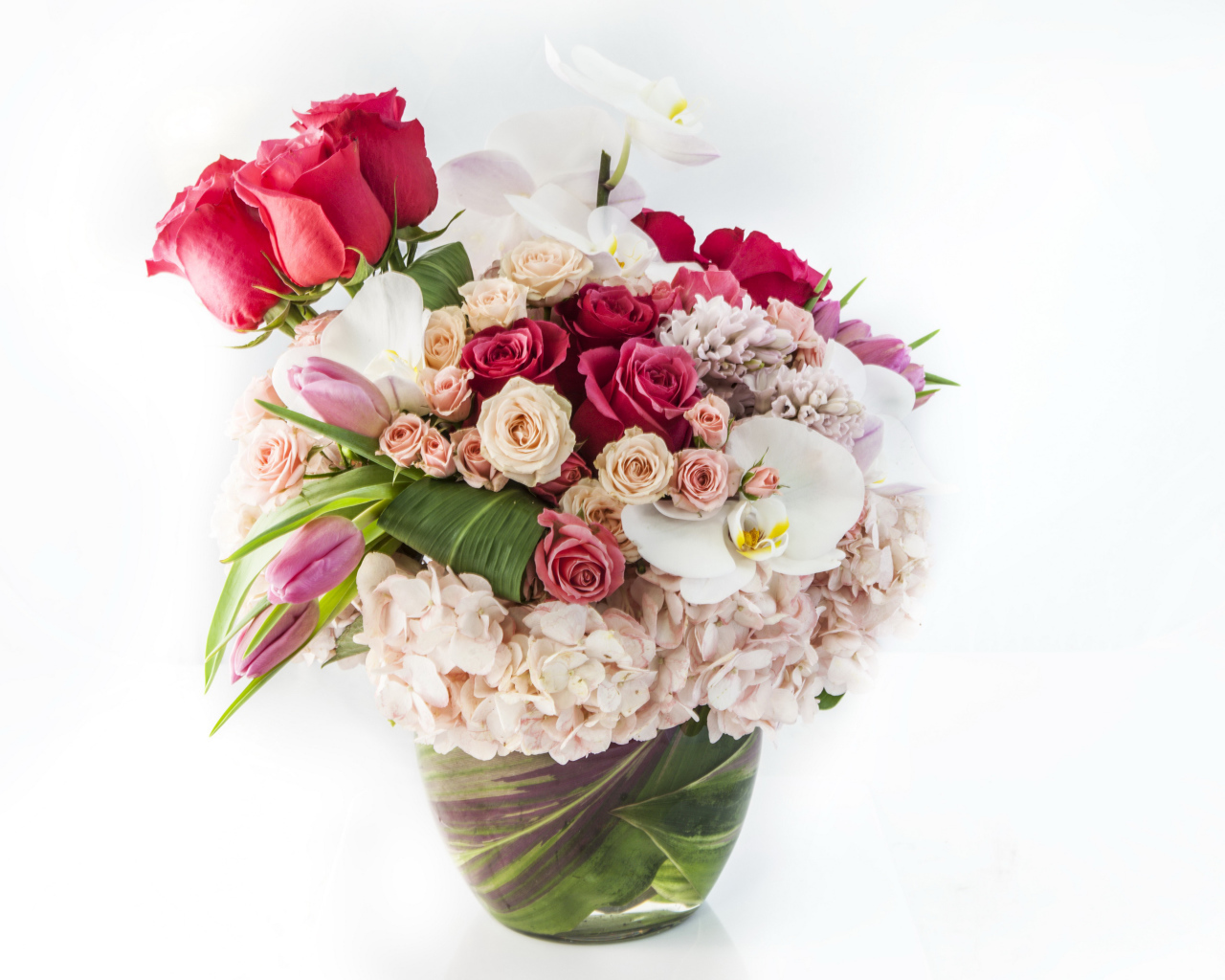 Красивый букет цветов в вазе на белом фоне
