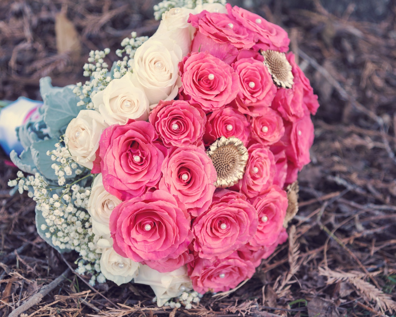 Красивый букет из розовых и белых роз с бусинами