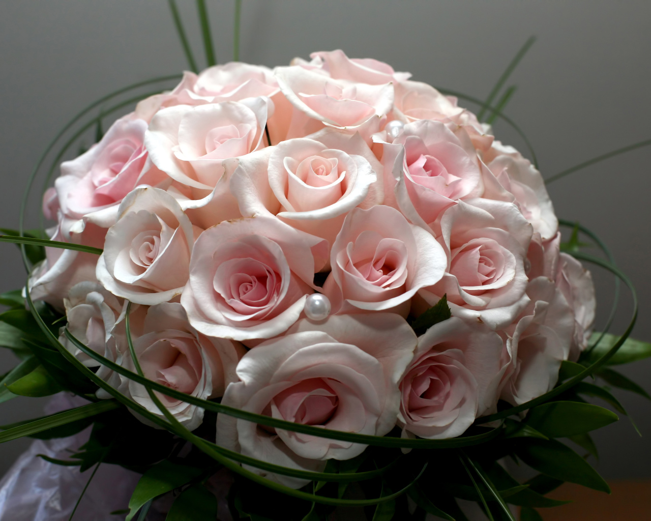 Красивый букет розовых роз 