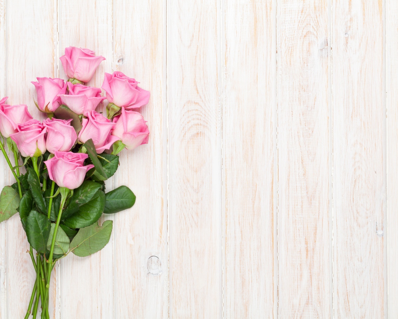 Красивый букет розовых роз на деревянных досках, фон для открытки