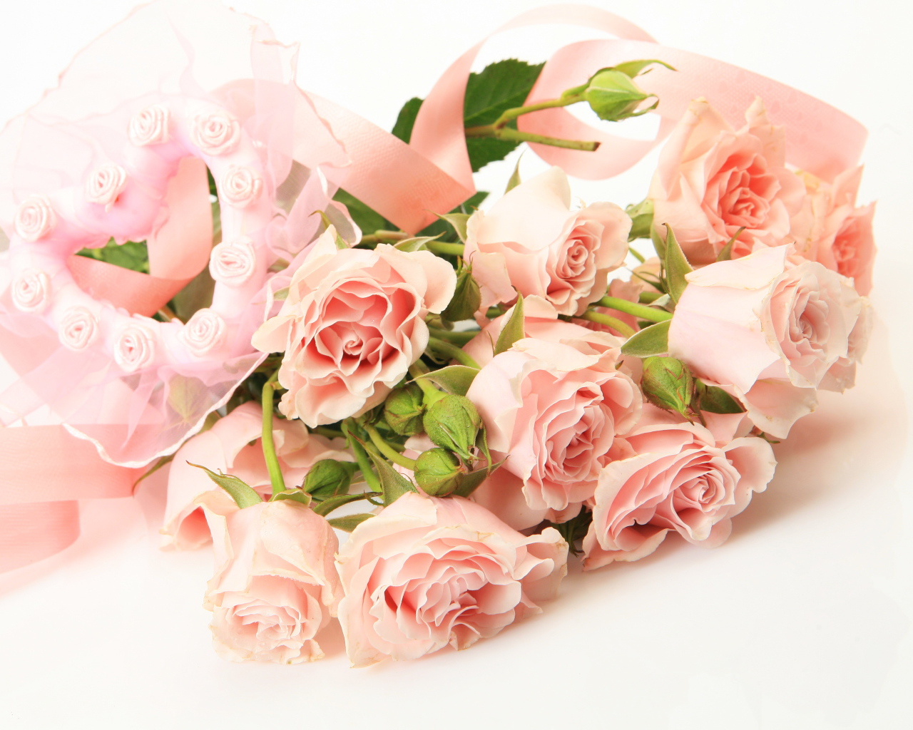 Красивый букет розовых роз с сердцем на белом фоне