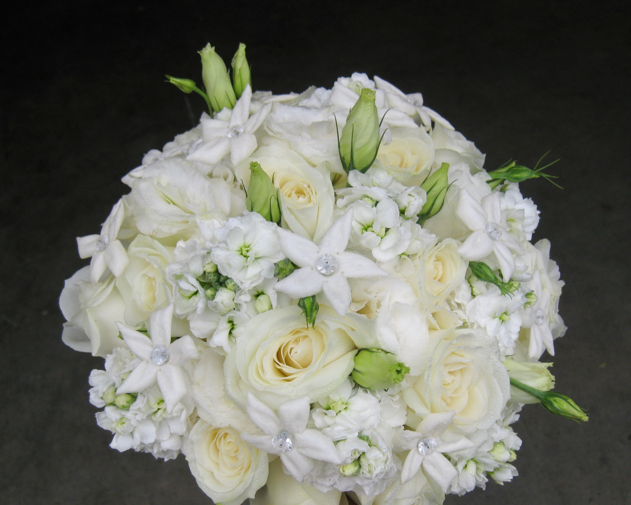 Красивый букет роз с цветами левкой 