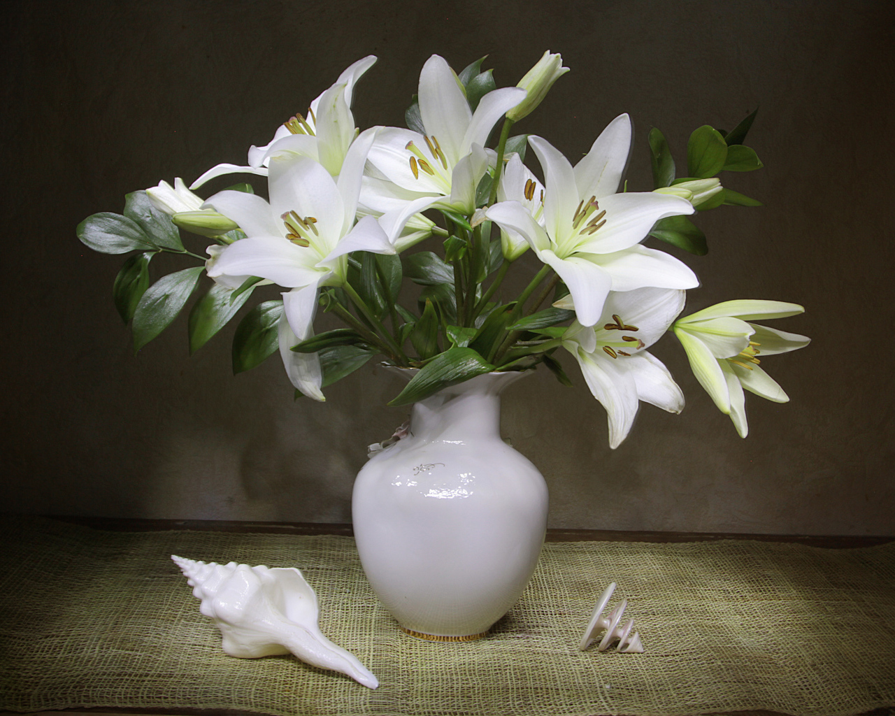 Красивый букет белых лилий в вазе 