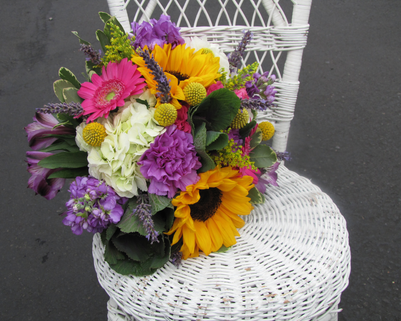 Красивый букет на плетеном стуле 
