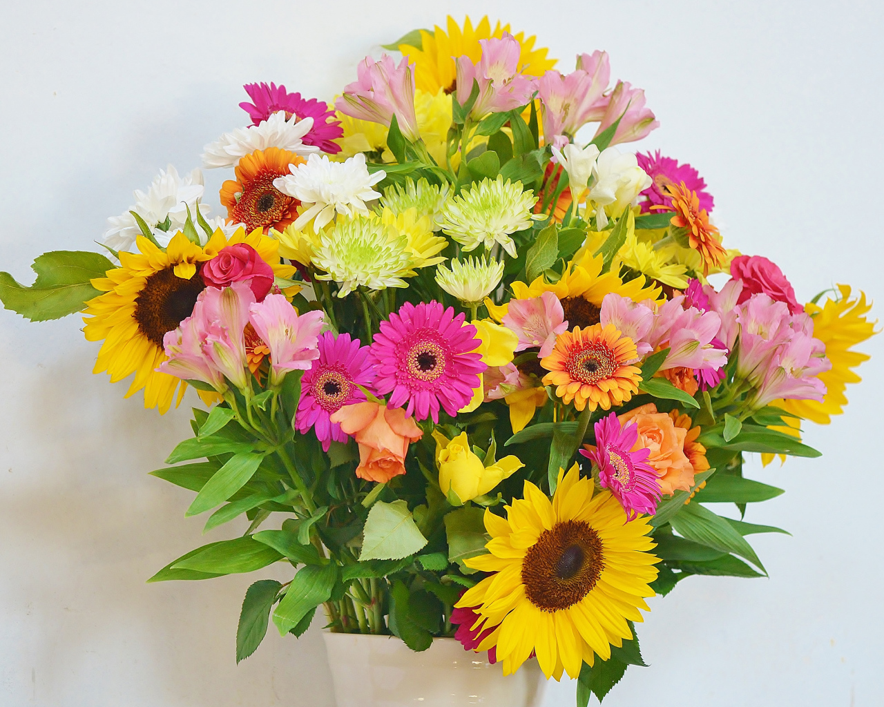 Красивый букет с цветами альстромерии, герберы, хризантемы и подсолнуха