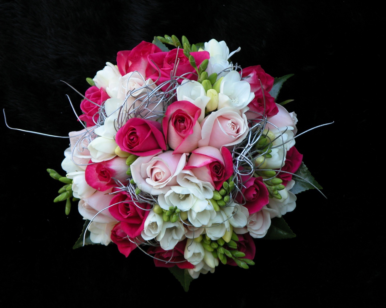 Красивый букет с цветами красной розы и фрезии на черном фоне