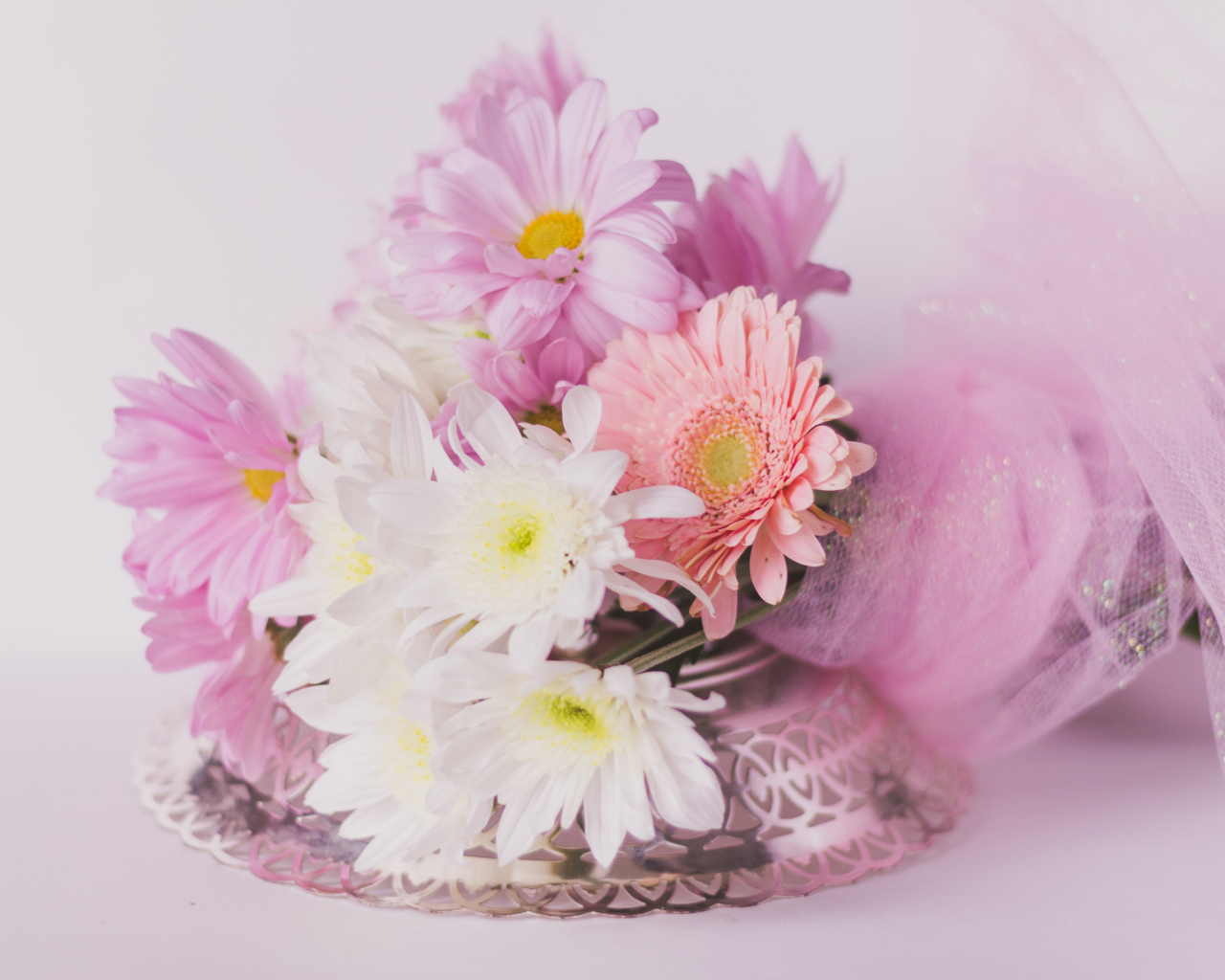 Красивый букет с цветами герберы и хризантемы