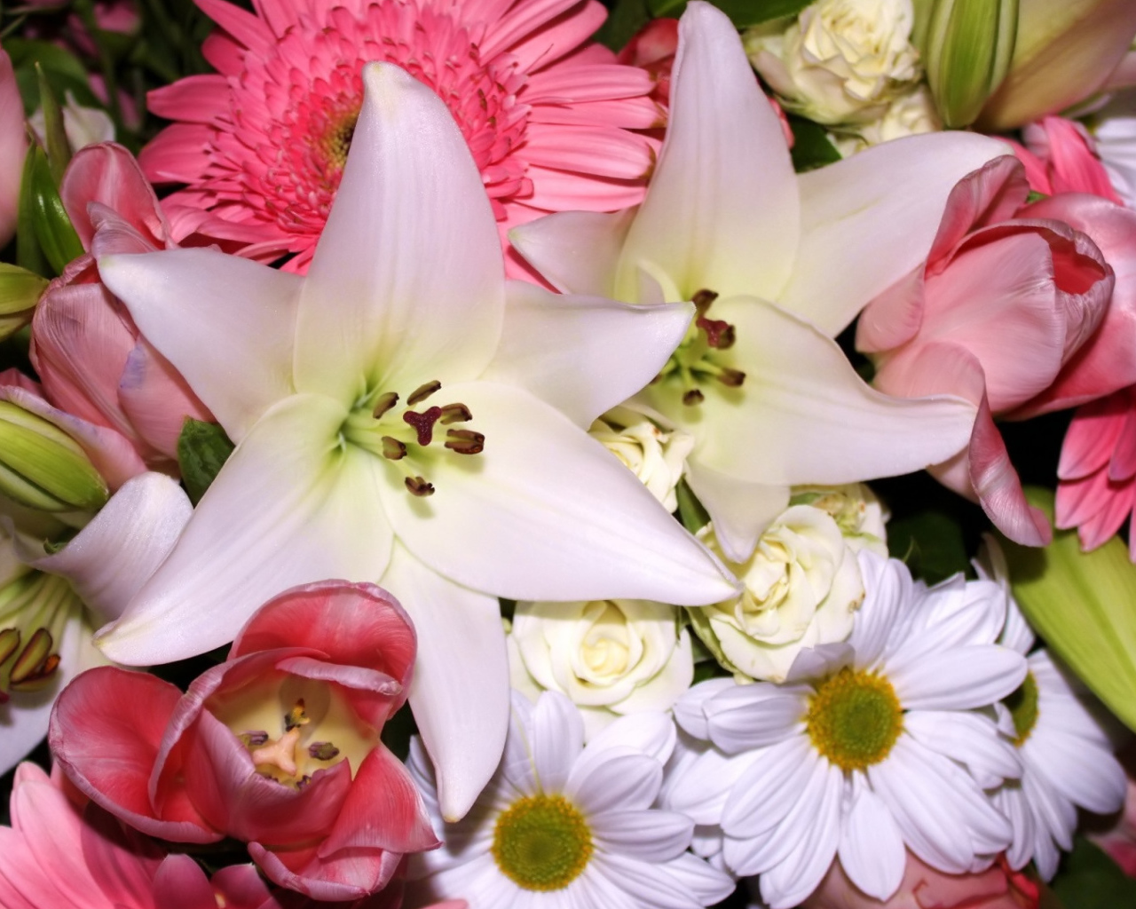 Красивый нежный розово - белый букет разных цветов 