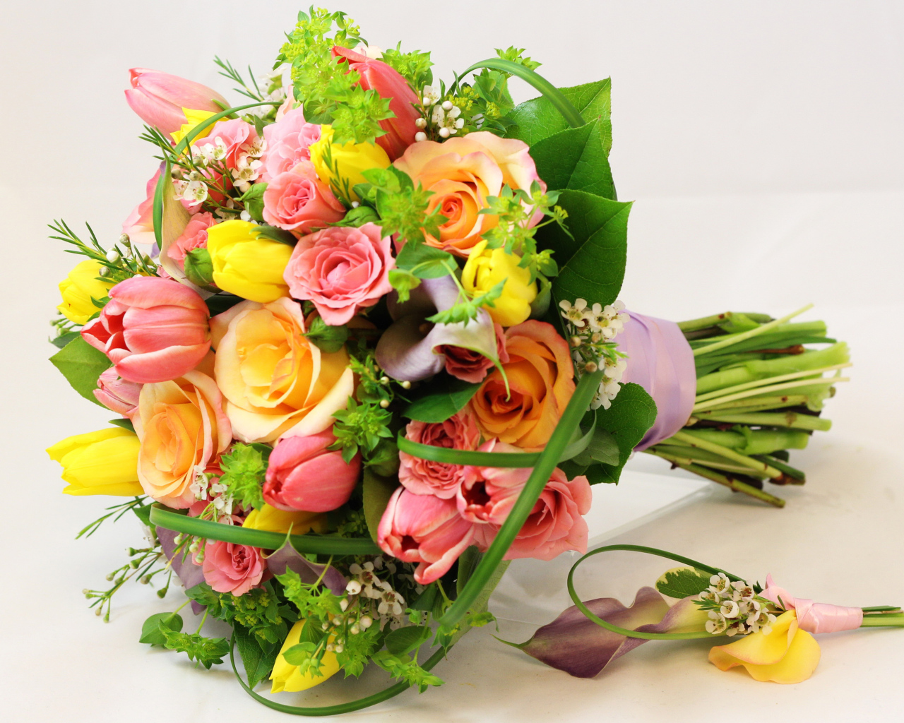 Красивый праздничный букет на белом фоне  