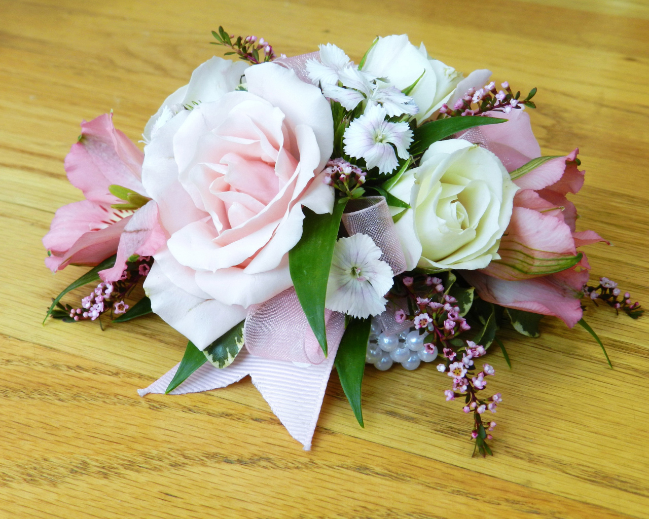 Красивые цветы на деревянном столе