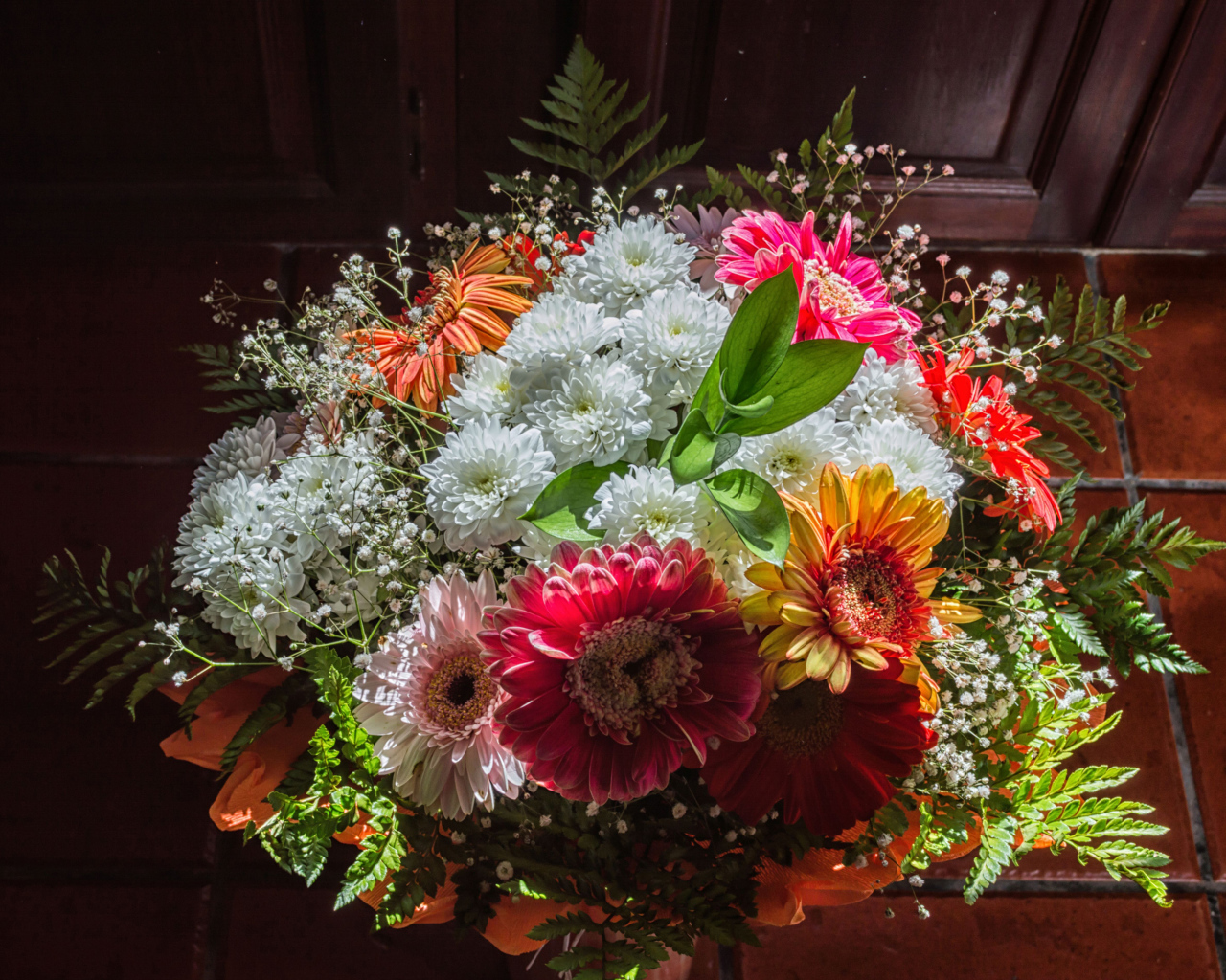 Красивый большой букет с цветами хризантемы и герберы